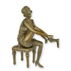 Bronzefigur Frau auf Hocker, Höhe 22,7 cm, klein, Figurine, Bronzefrau, Frauenfigur, A BRONZE SCULPTURE OF A WOMAN PUTTING ON PANTIES