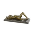 Erotische weibliche Bronzefigure, UNA SCULTURA EROTICA IN BRONZO DI UNA DONNA SDRAIATA NUDA