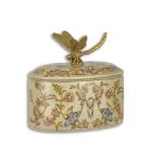 #Porzellankästchen mit Deckel und Bronzeanteilen, A BRONZE MOUNTED PORCELAIN BOX AND COVER