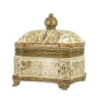#Porzellankästchen mit Deckel und Bronzeanteilen, A BRONZE MOUNTED PORCELAIN BOX AND COVER
