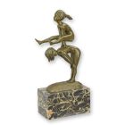 Spielende in bronzo Kinder, UNA SCULTURA IN BRONZO DI DUE BAMBINI CHE GIOCANO A SALTARE LA RANA