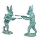 2er-Set Bronzefiguren Hasen, Kampfszene, Höhe 91 cm, Hasenfiguren, Bronzehasen, Bronzetier, Tierfigur, Gartenfigur, A PAIR OF BRONZE HUNTING HARES - OLD GREEN