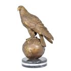 Bronzefigur Adler auf einem Globus, Höhe 60 cm, Adlerfigur, Bronzeadler, Dekofigur, Gartenfigur, Bronzetierfigur,  A BRONZE SCULPTURE OF AN EAGLE SITTING ON GLOBE