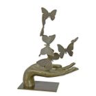 Bronzefigur Hand mit Schmetterlingen, H. 33,5 cm, moderne Dekofigur, Kunstfigur, A BRONZE SCULPTURE OF A HAND UNLEASHING BUTTERFLIES