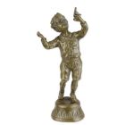 Bronzefigur Junge mit Taube, H. 20,6 cm, Jungenfigur, Kinderfigur, Dekofigur, Sammlerfigur, A BRONZE SCULPTURE OF A BOY HOLDING A PIGEON