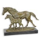 Bronzetierfigur Pferd / Stute mit Fohlen, L. 33,2 cm, Pferdefigur, Bronzepferd, Tierfigur, Dekofigur, A BRONZE SCULPTURE OF A HORSE AND COLT