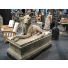 Hund auf einem Sockel, Natursteinfigur, Tierfigur