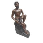 Bronzefigur sitzender Mann mit Krug, UNA SCULTURA IN BRONZO DI UN UOMO SEDUTO CON UNA BROCCA
