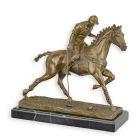 Bronzefigur Polospieler, H. 31,4 cm, Männerfigur, Pferdefigur, Sportfigur, Sammlerfigur, A BRONZE SCULPTURE OF A POLO PLAYER