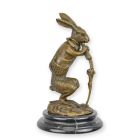 Bronzefigur Hase, Höhe 14,6 cm, Hasenfigur, Hasenfigurine, Bronzehase, Bronzetier, Tierfigur, Dekofigur, A BRONZE SCULPTURE OF A HARE DRESSED AS A HUNTER