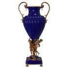 Porzellanpokal mit Bronzeanteilen, A BRONZE MOUNTED BLUE-GROUND PORCELAIN URN