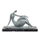 Moderne Bronzefigur weiblicher Akt, A MODERNIST BRONZE SCULPTURE OF A FEMALE NUDE