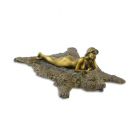 Bronzefigur weiblicher Akt, Nackfigur, SammlerfigurA BRONZE SCULPTURE OF A WOMAN ON A BEAR SKIN