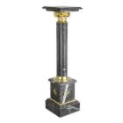 Schwarze Marmorsäule mit goldenen Verzierungen, A MARBLE COLUMN - BLACK