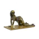Erotische weibliche Bronzefigur, Erotikfigur, AN EROTIC BRONZE SCULPTURE OF A LADY SCRUBBING THE FLOOR