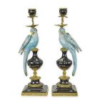 Paar Papageienkerzenleuchter aus Porzellan mit Bronzeanteilen, A PAIR OF BRONZE MOUNTED PORCELAIN PARROT CANDLE HOLDERS