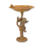 Vogelbad auf Ständer, Gusseisen, rostfarben, A RUSTY CAST IRON PUTTO BIRD BATH ON STAND