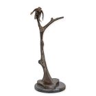 Bronzefigur Affe in Baum, Höhe 64,3 cm, Bronzeaffe, Gartenfigur, A BRONZE SCULPTURE OF A MONKEY IN TREE