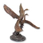 Bronzefigur zwei Schwäne im Flug, A BRONZE SCULPTURE OF TWO SWANS IN FLIGHT