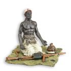 Bronzefigur Händler, H. 9,9 cm, Männerfigur, mehrfarbig, Dekofigur,  A BRONZE SCULPTURE OF A SEATED ARMS DEALER