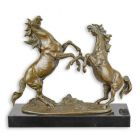 Bronzefigur zwei Pferde auf Hinterbeinen, H. 36,5 cm, Pferdefigur, Bronzepferd, Dekofigur, Sammlerfigur, A BRONZE SCULPTURE OF A REARING HORSES