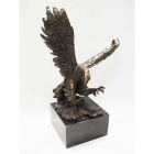 Bronzetierfigur Adler, Jagdszene, Adlerfigur, Bronzeadler, Tierfigur, Vogelfigur, Dekofigur, A BRONZE SCULPTURE OF AN EAGLE