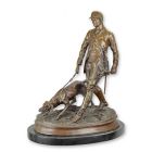 Bronzefigur Mann mit Hund, Höhe 46 cm, historisch, A BRONZE SCULPTURE OF A VALET AND BLOODHOUND