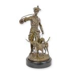 Bronzefigur Louis XV. mit Hunden, Höhe 38,1 cm, historisch, Dekofigur, A BRONZE GROUP OF LOUIS XV WITH HOUNDS