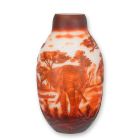 Kameo-Glasvase Dekor "Afrikanischer Elefant", Höhe 29,5 cm, Blumenvase, Kameovase, A CAMEO GLASS BALUSTER VASE 'AFRICAN ELEPHANT'