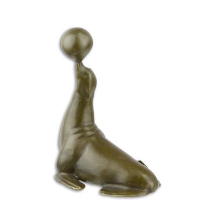 Bronzetierfigur Seelöwe, A BRONZE SCULPTURE OF SEA LION BALANCING A BALL