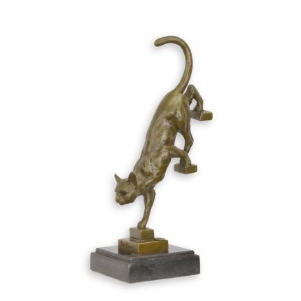 Bronzefigur Katze auf Treppe
