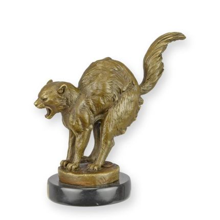 A BRONZE SCULPTURE OF A FRIGHTENED CAT