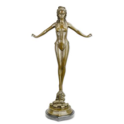 Bronzefigur Frau im Bikini, A BRONZE SCULPTURE OF A WOMAN IN BIKINI