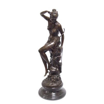 A BRONZE SCULPTURE OF DIANA THE HUNTRESS