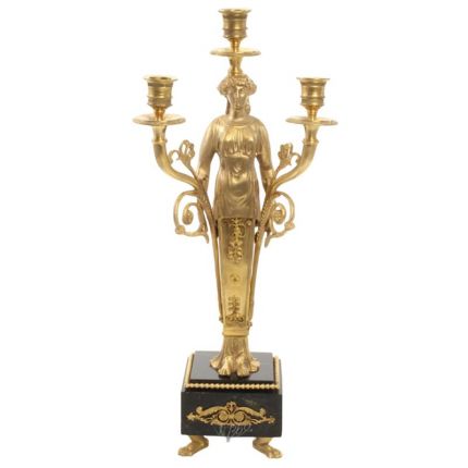 2er-Set 3-flammiger Kerzenhalter mit Marmoranteilen, A PAIR OF MARBLE MOUNTED THREE LIGHT GILT BRONZE CANDELABRA