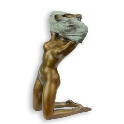 Erotische Bronzefigur - sich entkleidende Frau - Höhe 16,8 cm