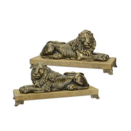 Paar Gusseisentierfiguren Löwen auf Holz-Sockel, A PAIR OF CAST IRON RECLINING LIONS MOUNTED ON A WOODEN BASE