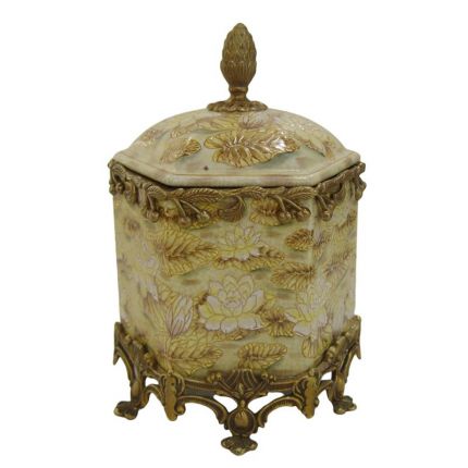 Porzellandose mit Bronzeanteilen, A BRASS MOUNTED PORCELAIN JAR