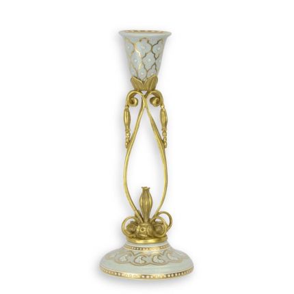 Porzellan-Kerzenhalter mit Bronzeanteilen, A BRONZE MOUNTED PORCELAIN CANDLE-STICK
