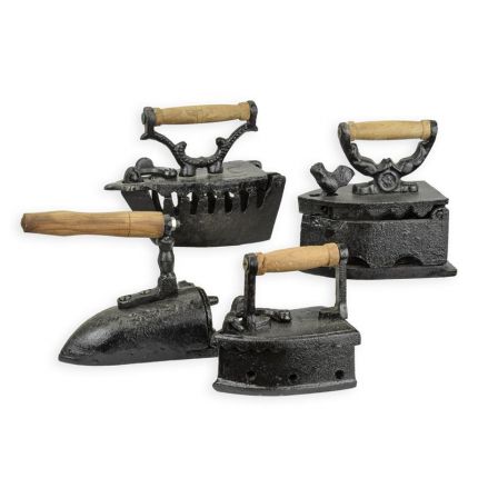 4er-Set Bügeleisen aus Gusseisen, A SET OF 4 CAST IRON FLAT IRONS