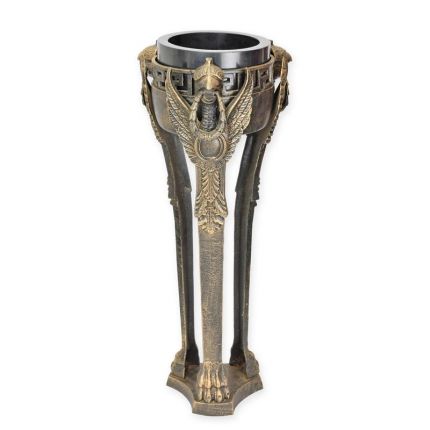 Gusseisen-Pflanzgefäß auf Ständer mit Greifendekor, A CAST IRON GRIFFIN MOUNTED PLANTER ON STAND