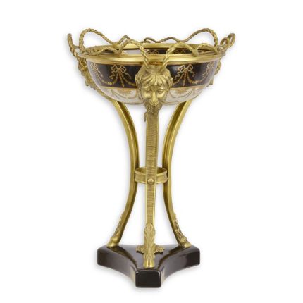 Porzellanschüssel auf Ständer mit Bronzeanteilen, A BRONZE MOUNTED PORCELAIN CENTERPIECE
