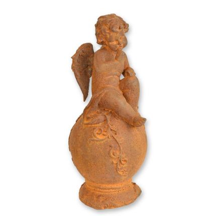 Gusseisenfigur Putte, rostfarben, A RUSTY CAST IRON FIGURINE OF A PUTTO SITTING ON BALL