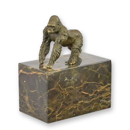 A BRONZE SCULPTURE OF A GORILLA