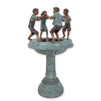 Bronzebrunnen mit vier Kinderfiguren, A BRONZE FOUNTAIN WITH 4 CHILDREN