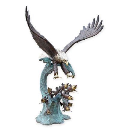 Bronzebrunnen mit Adlerfigur und Fischen, A BRONZE FOUNTAIN OF AN EAGLE HUNTING SALMON