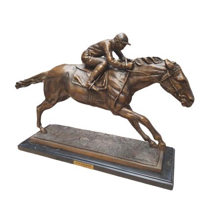 Bronzefigur Jockey mit Pferd, A BRONZE SCULPTURE OF A JOCKEY ON A HORSE