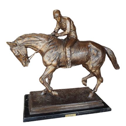 Bronzefigur Jockey mit Pferd, A BRONZE SCULPTURE OF A JOCKEY ON A HORSE