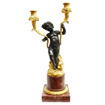 Figürlicher Bronze-Kerzenhalter, A BRONZE FIGURAL TWIN-BRANCH CANDELABRUM