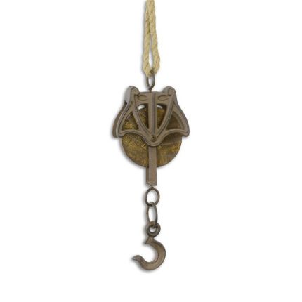 Gusseisen-Umlenkrolle mit Haken am Seil, A CAST IRON PULLEY ON ROPE